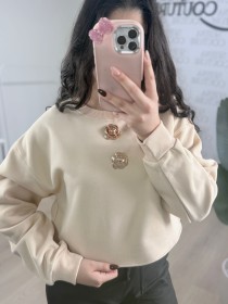 بلوزة فوتر مع بروش وردة ذهبي